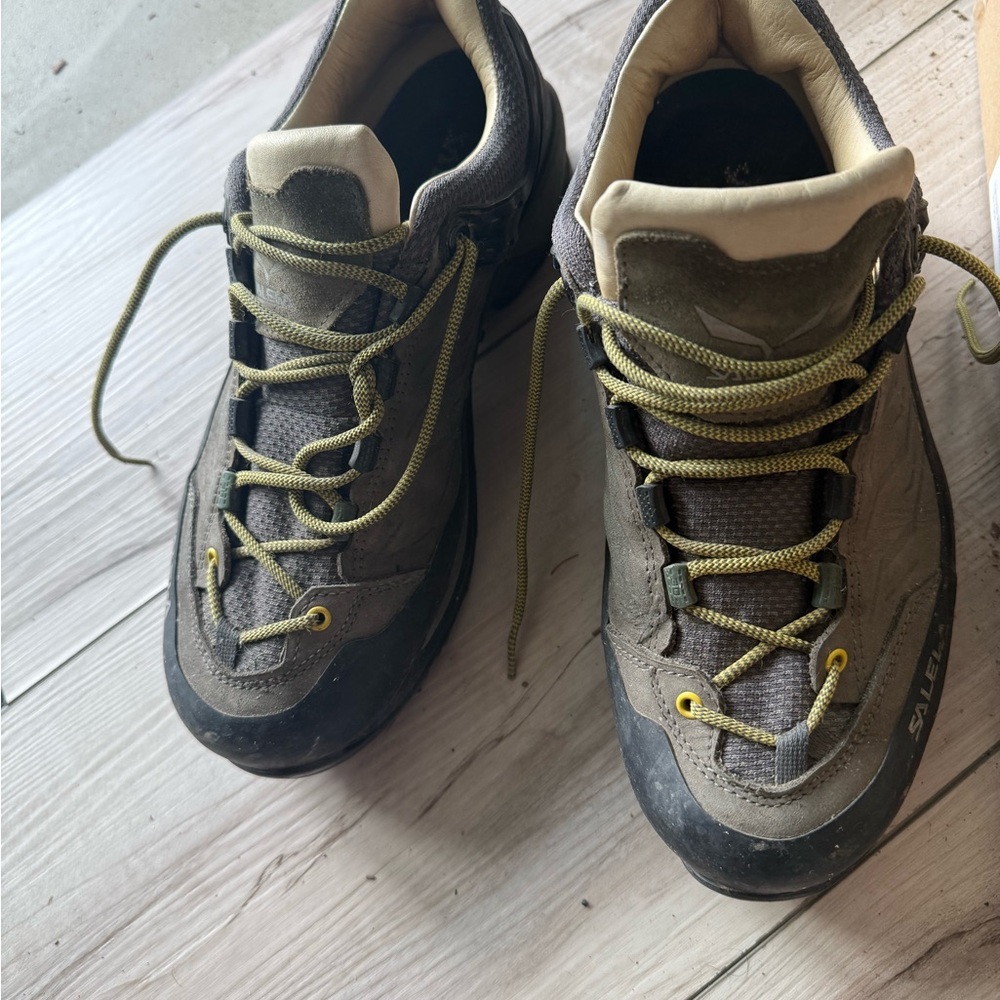 Men's size 9 Salewa Mountain Trainer Hiking Shoes